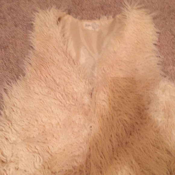 Jolt Faux Fur Vest曆 - Picture 4 of 7
